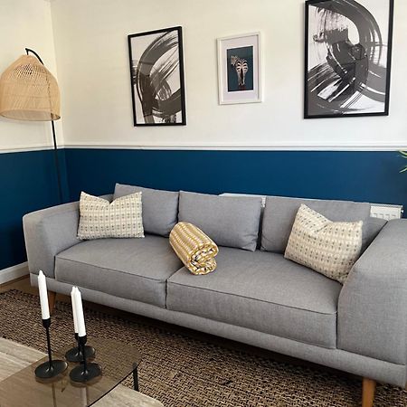 Spacious And Stylish Home バース エクステリア 写真