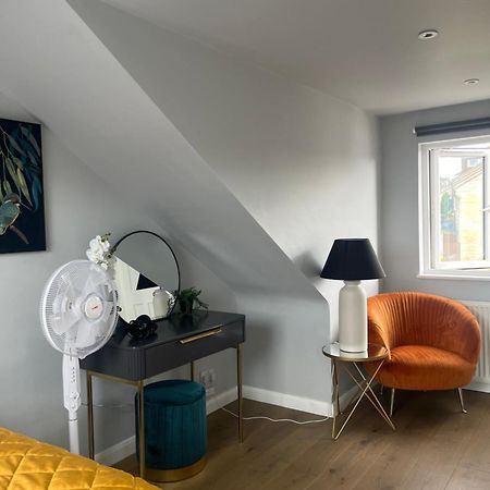 Spacious And Stylish Home バース エクステリア 写真