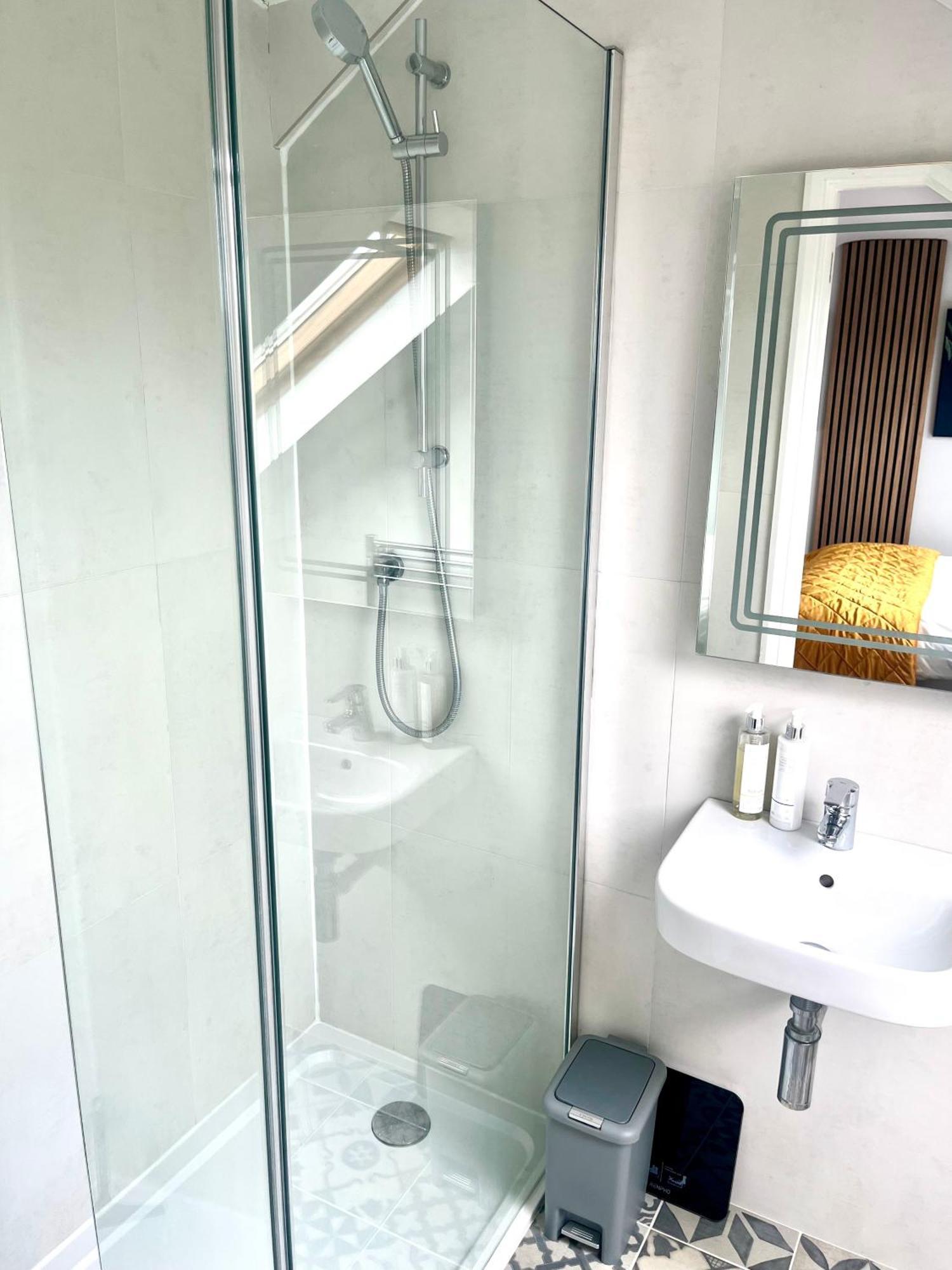 Spacious And Stylish Home バース エクステリア 写真