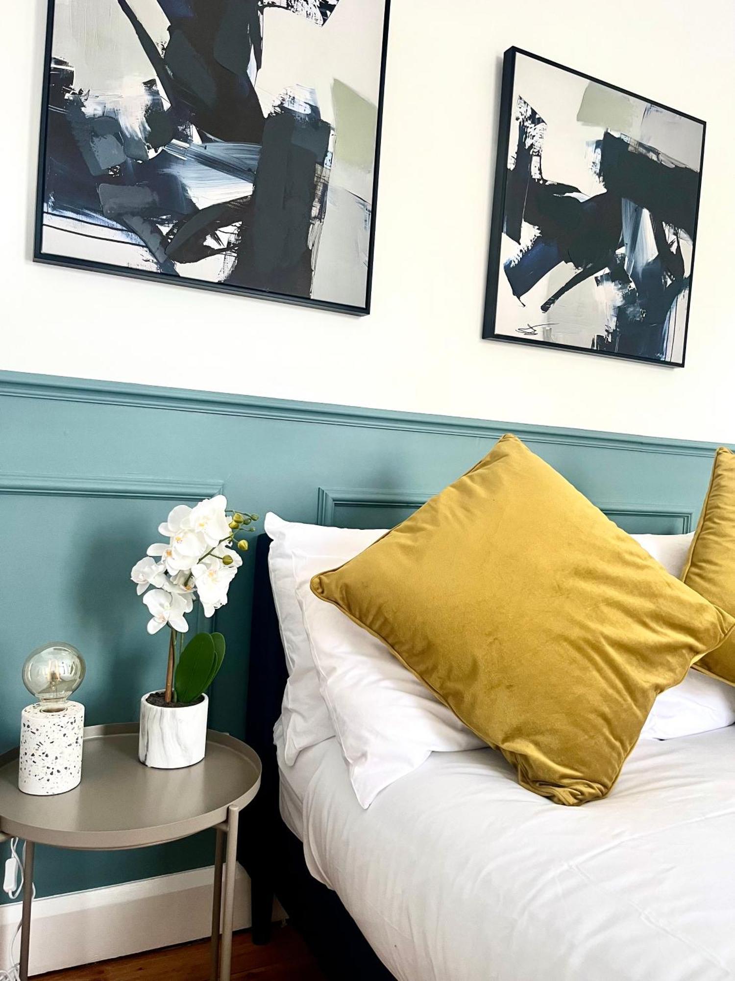 Spacious And Stylish Home バース エクステリア 写真