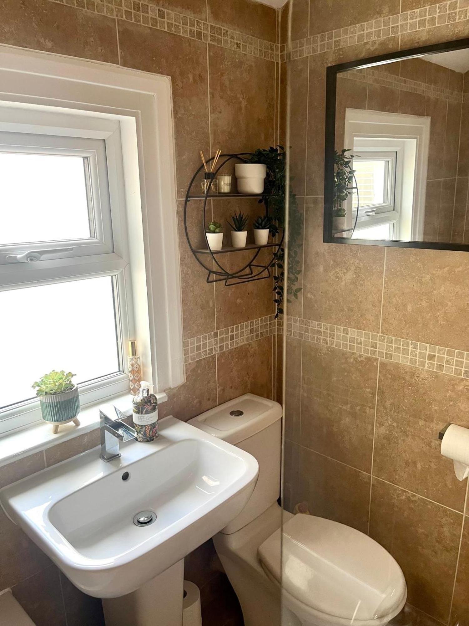 Spacious And Stylish Home バース エクステリア 写真